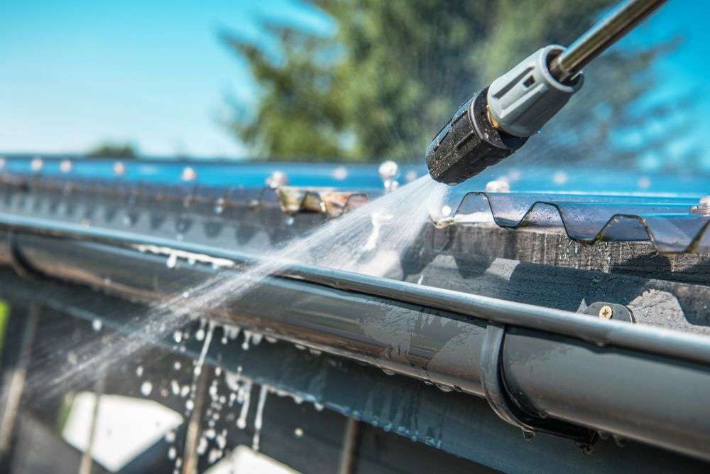 Reinigen van een dakgoot in Ouddorp